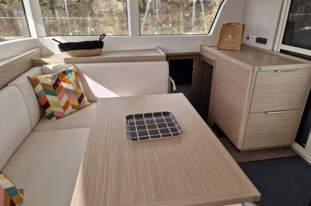 Salon interieur du Catamaran VOILE A DOC - LAGOON 40