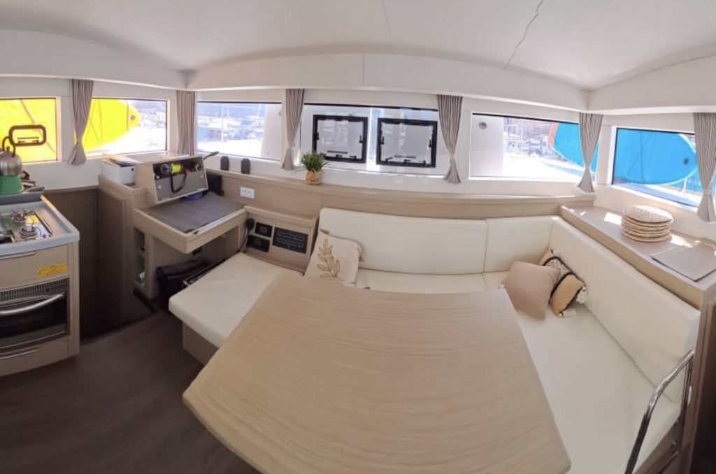 salon intérieur du Catamaran VOILE A DOC - LAGOON 40
