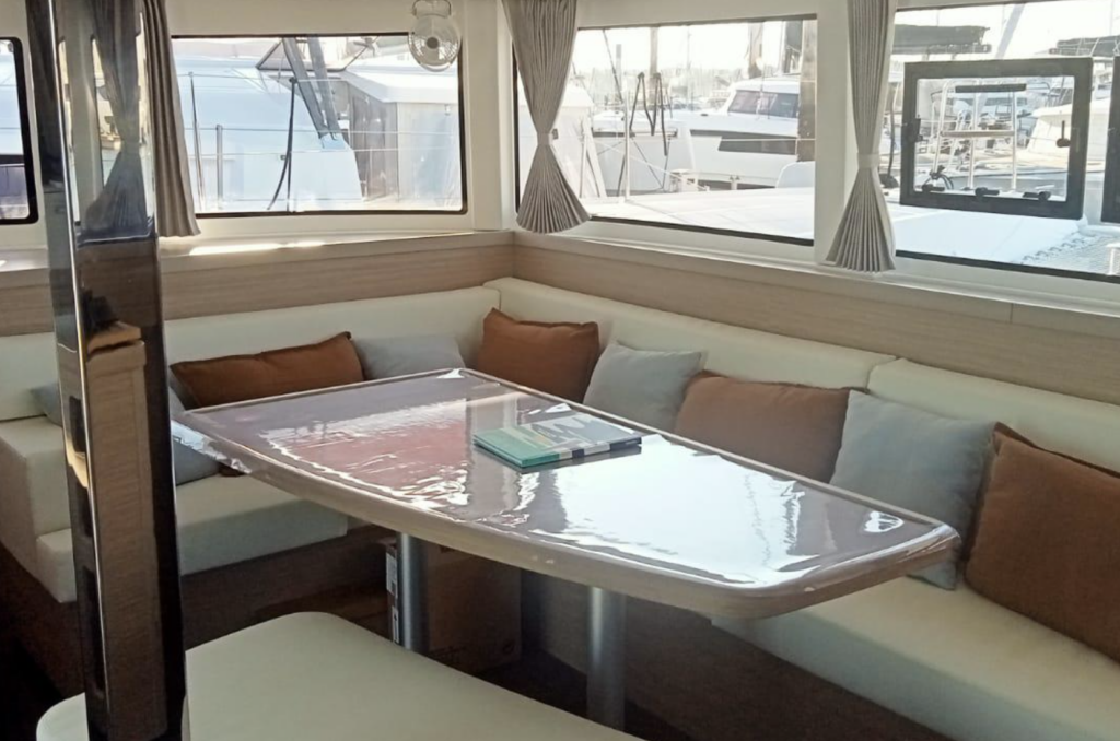 salon intérieur du Pretty Orcas - LAGOON 42 (2025)